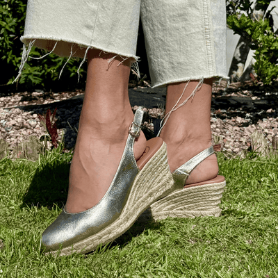 Womens Toni Pons Bremen Closed Toe Wedge Espadrilles - Platinum