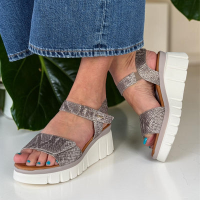 Womens Igi & Co 1189533 Grey Reptile Print Wedge Sandals - Grey