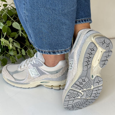 Womens New Balance 2002 Trainers - Cream with Grey