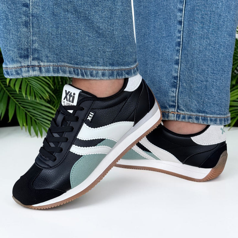 Womens Xti 146275 Trainers - Black