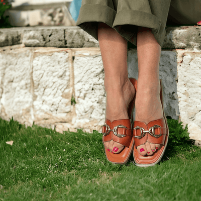 Womens Xti 142588 Tan with Gold Brooch Flat Sliders - Tan