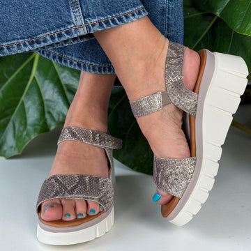 Womens Igi & Co 1189533 Grey Reptile Print Wedge Sandals - Grey