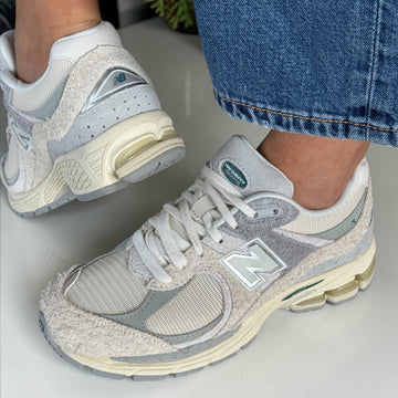 Womens New Balance 2002 Trainers - Cream with Grey
