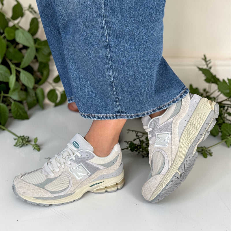 Womens New Balance 2002 Trainers - Cream with Grey