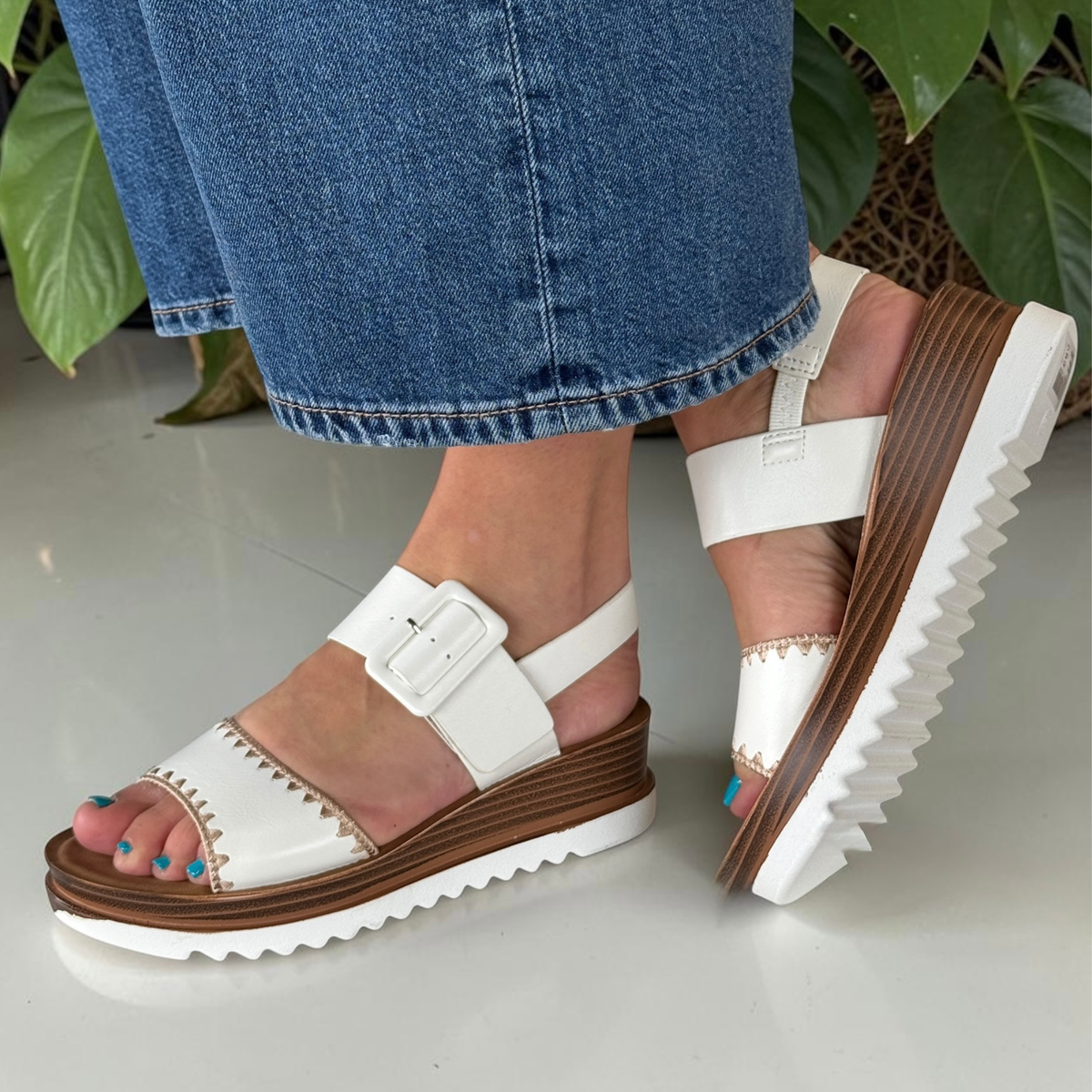 Womens Heavenly Feet Anya White Sandals