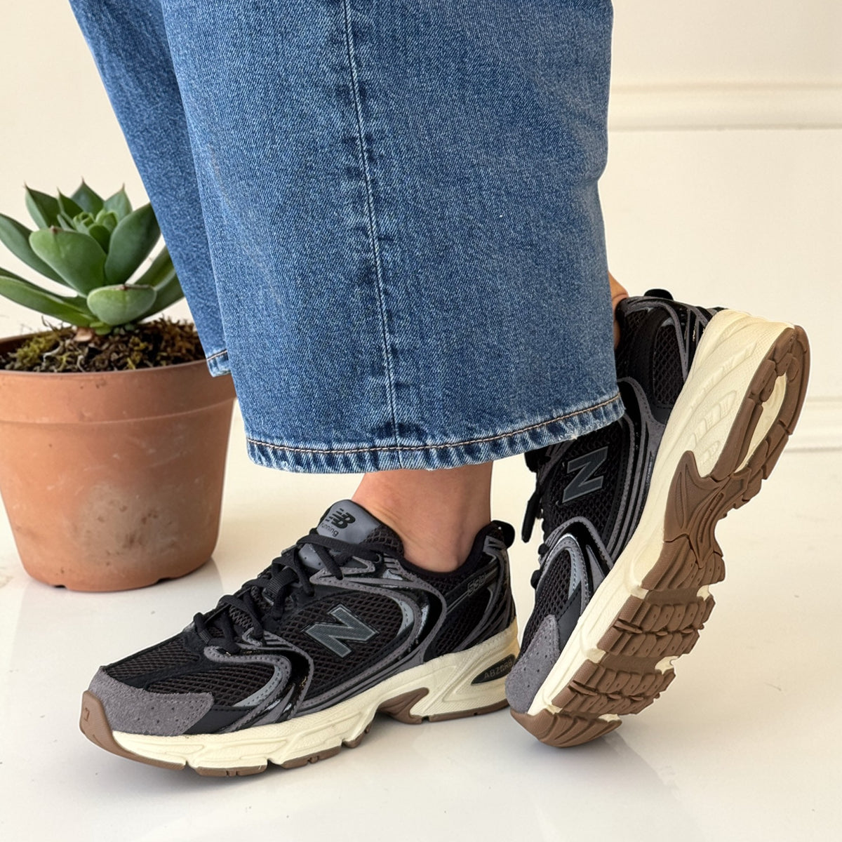 Womens New Balance 530 Trainers in Black with Grey